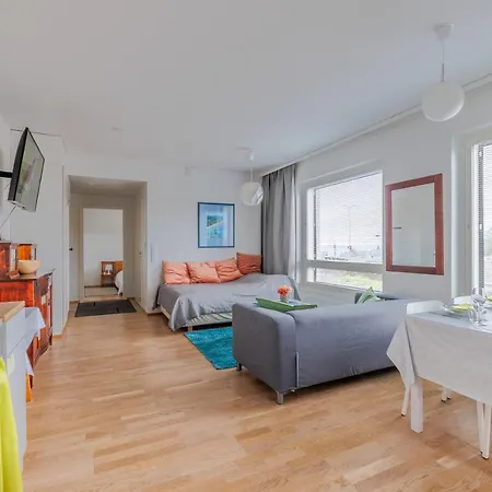 Close To Center And Naesijaervi - Free Parking, Ac, And Two Double Beds Tampere