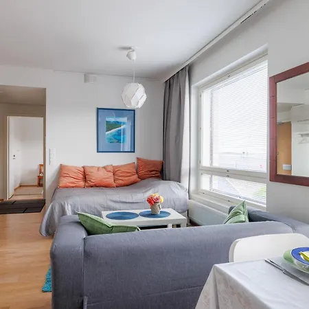 Close To Center And Naesijaervi - Free Parking, Ac, And Two Double Beds