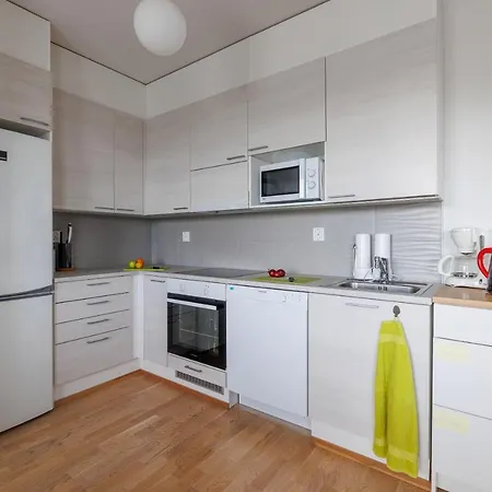 Apartment Close To Center And Naesijaervi - Free Parking, Ac, And Two Double Beds