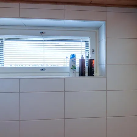 Close To Center And Naesijaervi - Free Parking, Ac, And Two Double Beds Tampere