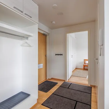 Close To Center And Naesijaervi - Free Parking, Ac, And Two Double Beds Apartment