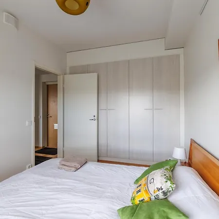 Close To Center And Naesijaervi - Free Parking, Ac, And Two Double Beds Tampere