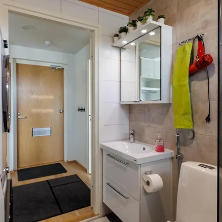 Close To Center And Naesijaervi - Free Parking, Ac, And Two Double Beds