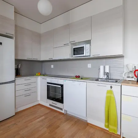 Close To Center And Naesijaervi - Free Parking, Ac, And Two Double Beds *